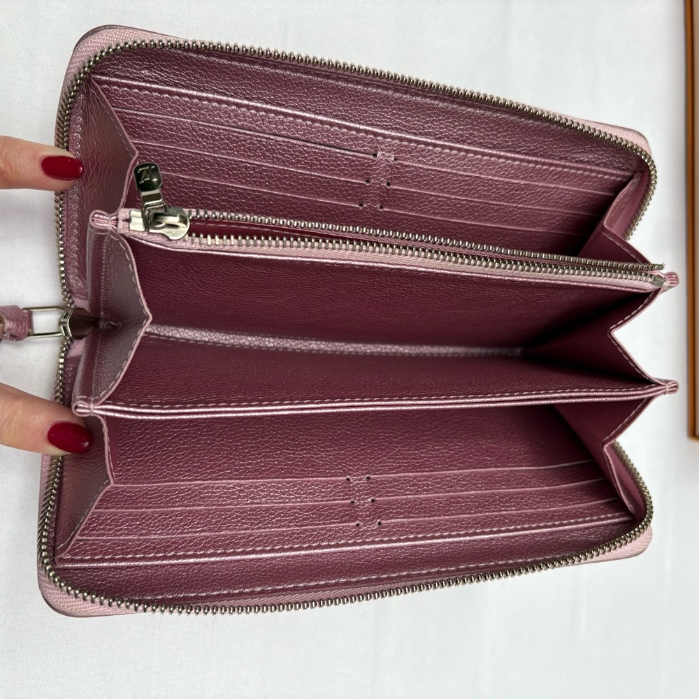 ❌SOLD❌ Louis Vuitton Lock Me Wallet in Crystal Rose Metallic Leather Zippy - Picture 6 of 17